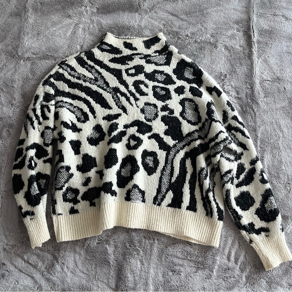 FOREVER 21 Black & White Print Sweater - Picture 4 of 4